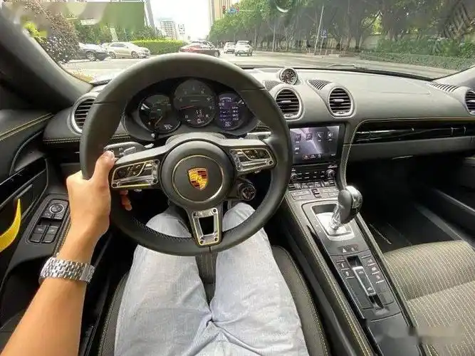 可能大多数人不愿意承认,在马路上开车,其实普通人都是缺乏自信的,怕