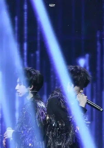 喜不自胜千凯千我来接你回家千源隔着玻璃看他的时候,他也隔着屏幕在