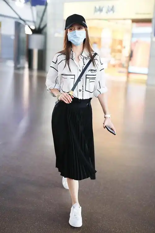 杨颖太会穿了,白色简笔画衬衫配黑色半身裙 小白鞋,清爽又大气