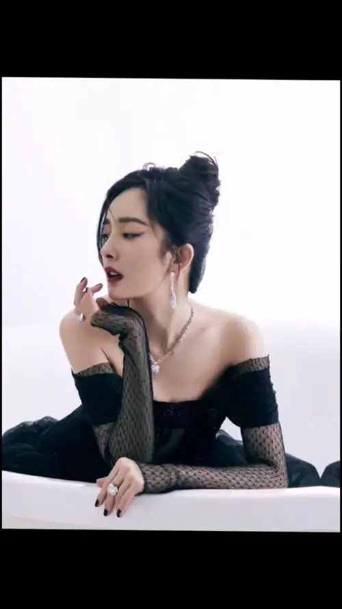 杨幂 出席 腾讯视频拾光盛典一身黑纱细闪星光裙性感慵懒中又有一丝