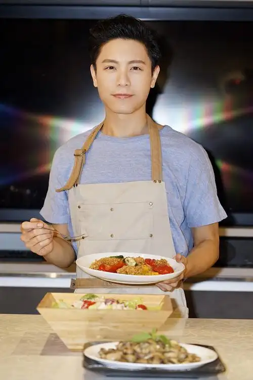 韦礼安绝不让女友进厨房! 提裸厨情趣超怕「烤鸡」