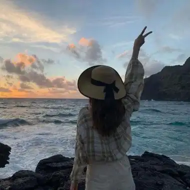 女生剪刀手背影头像高清青春阳光的唯美女生头像背影举剪刀手图