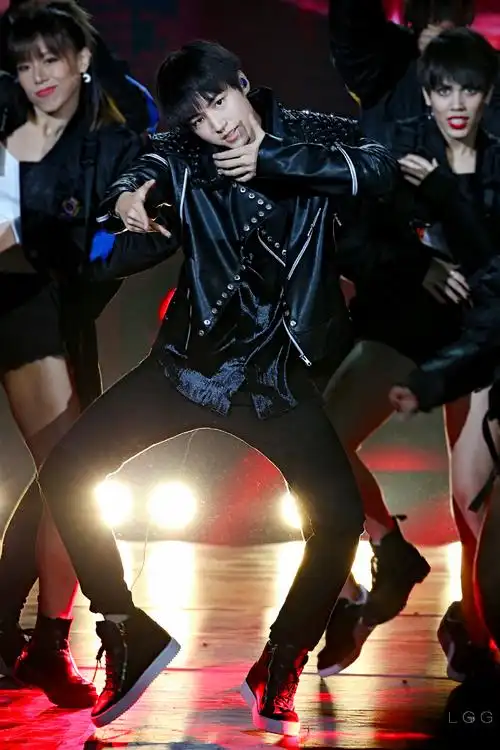 关注   我的首页 微博-随时随地发现新鲜事  王俊凯 tfboys  评论