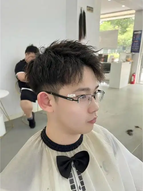 锡纸烫摩根烫男生发型