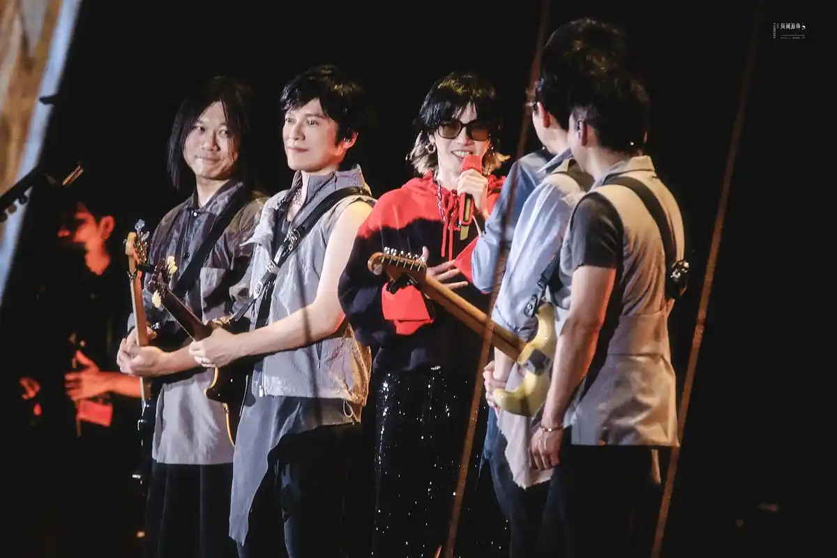 华晨宇现身五月天鸟巢演唱会,好想爱这个世界啊全场大合唱