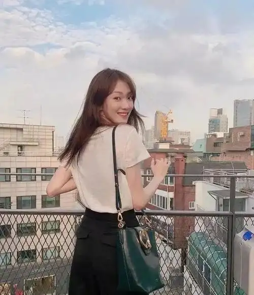 韩国第一腿精李圣经身高175cm体重仅45kg臀围达到99cm