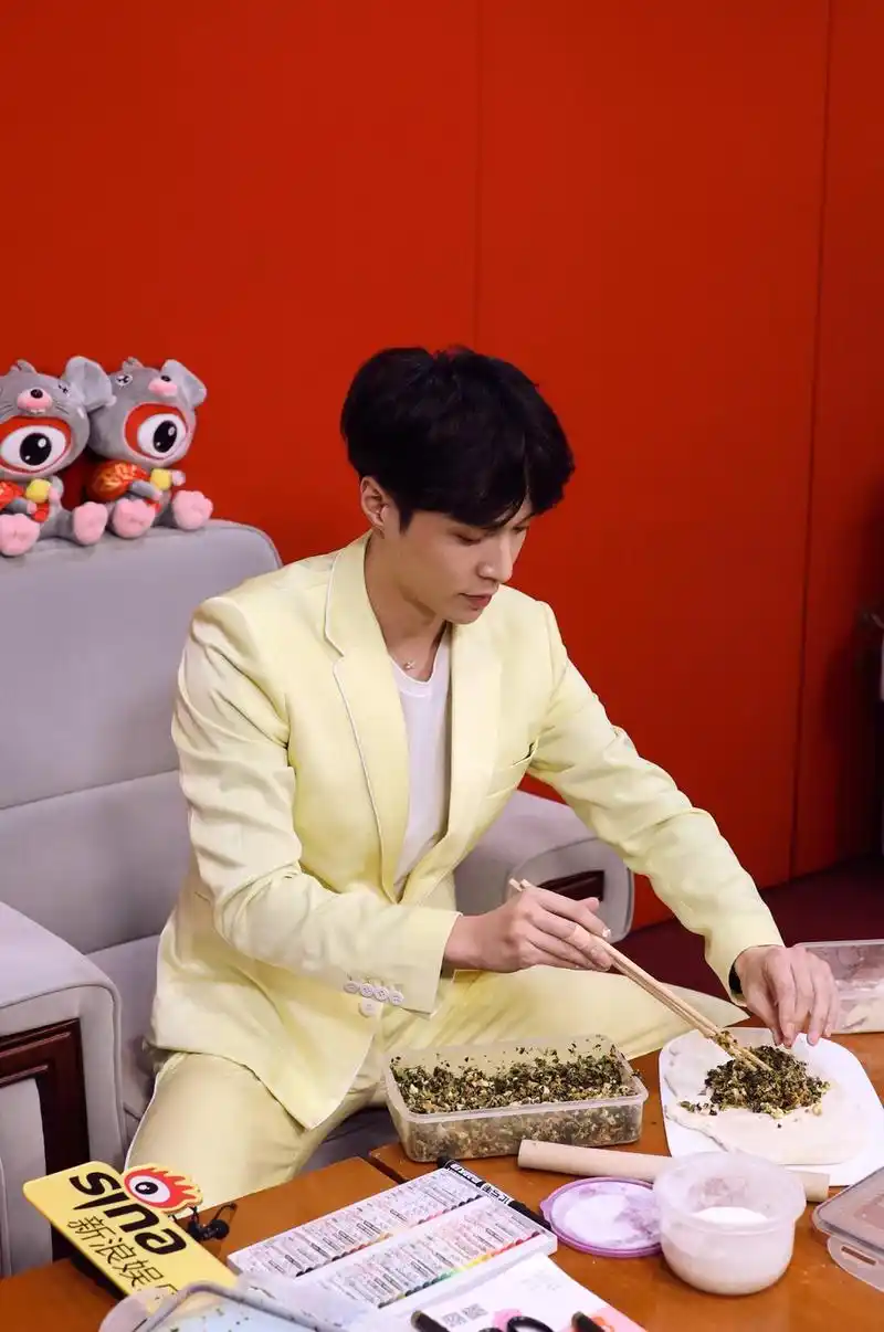 组图:张艺兴柠檬黄西装接受新浪娱乐专访 中分发型复古帅气