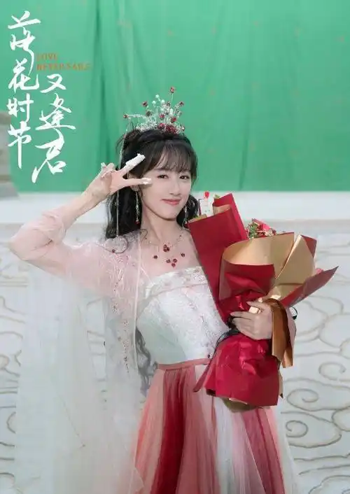 原创落花时节袁冰妍婚服照红凝造型媲美赵丽颖的追鱼都好美