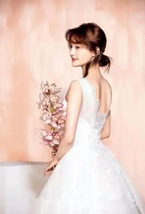 郑爽和这么多男艺人拍过婚纱照,可最美的这次新郎却跑丢了