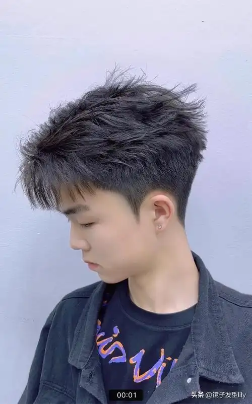 长脸型男生适合什么样的发型图片,男人老了:尽量别梳油头,锡纸烫!推荐