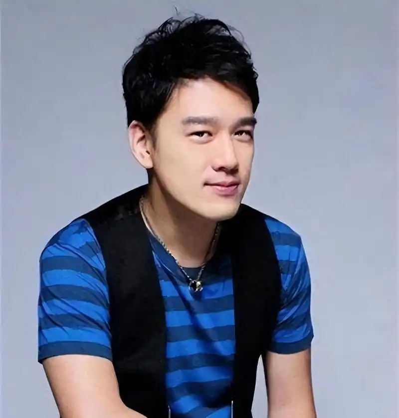 王耀庆:逼疯薇娅,拉黑佟丽娅,独宠妻子22年,却因怼人爆红