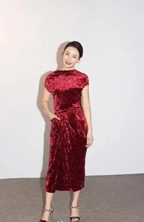 陶虹装嫩真有一套半扎丸子头穿灯笼袖连衣裙亮相嫩回24岁