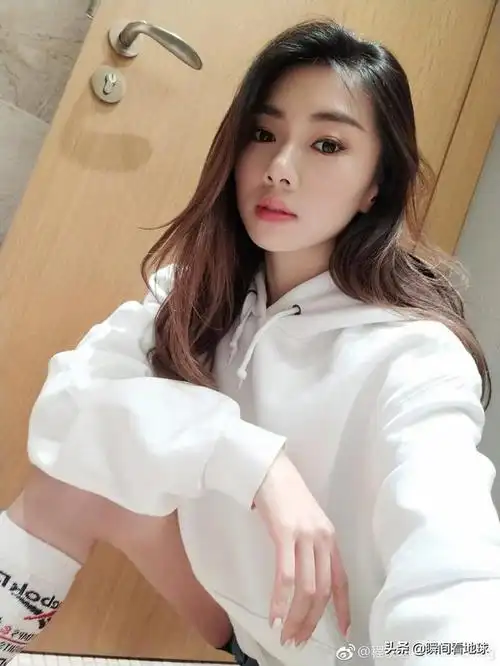 郑恺前女友程晓玥近照 身穿白色卫衣 十分有型