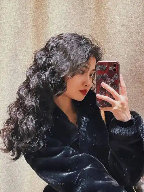 "复古港风烫发"女孩,年底烫发约起来!_发型_刘海_头发