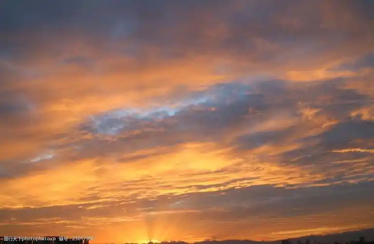 天空 红太阳 云朵 建筑 楼顶的夕阳 光芒照射 金光闪闪 太阳光 天边