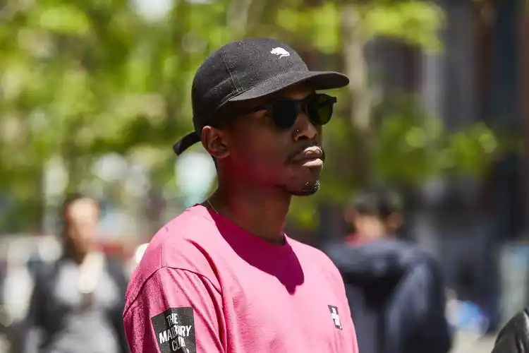 在纽约supreme门口排队的人怎么穿?我们街拍了30个当地街头boy