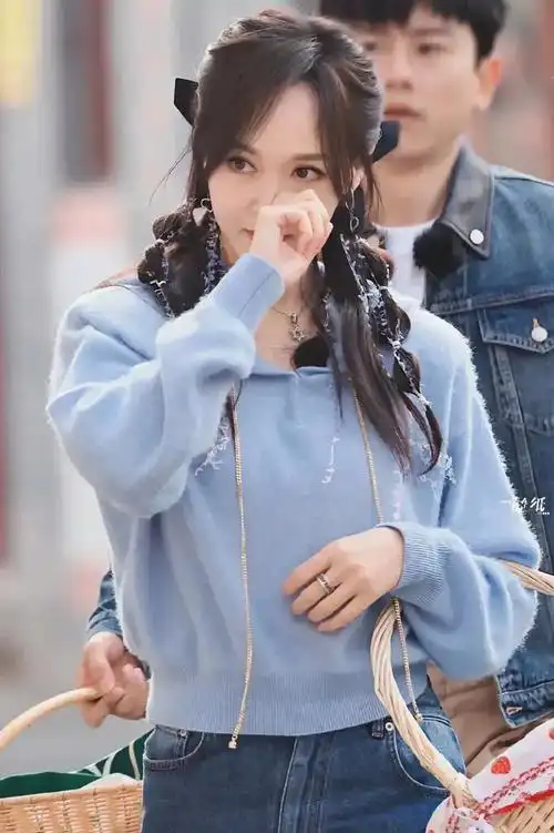 岚少 的想法: 唐嫣真是越活越年轻看看她的"学生装"造… - 知乎