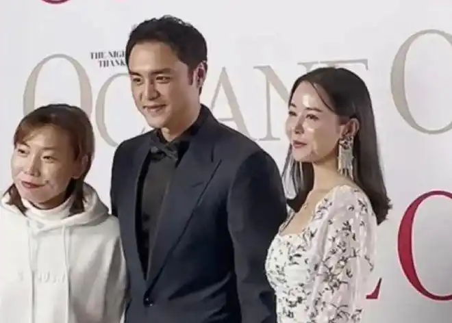 明道参加张庭公司年会照跟女员工举止亲密贴脸亲吻辣眼睛