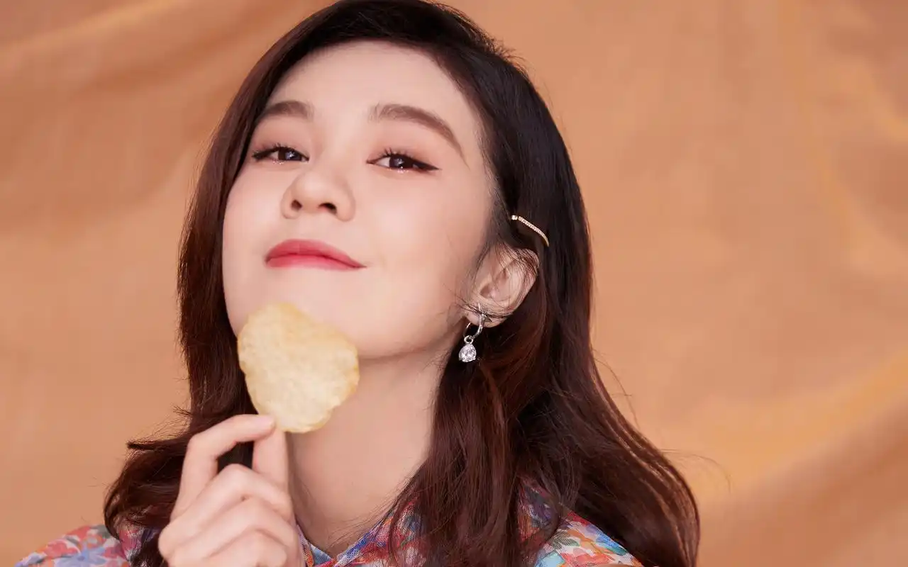 郁可唯彩裙性感养眼桌面壁纸