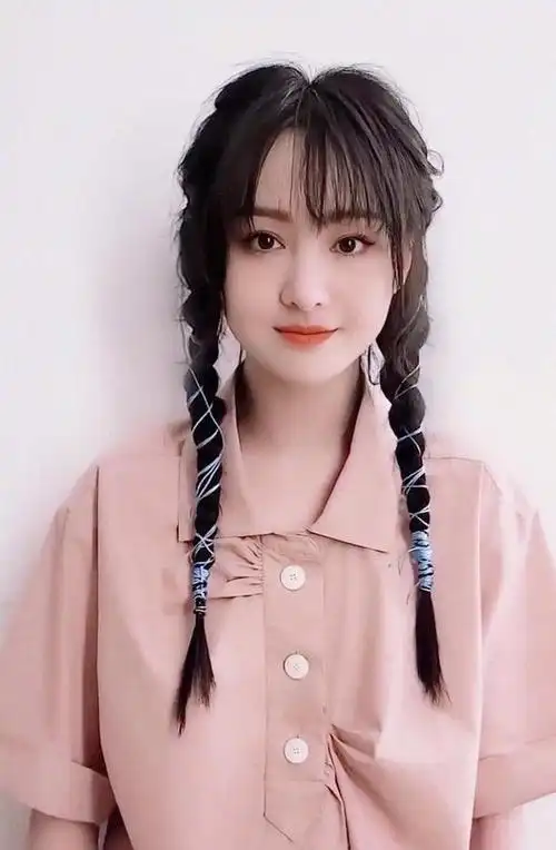 29岁郑爽状态脱胎换骨,麻花辫造型俏皮可爱,笑容甜美更自信