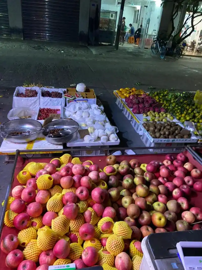 卖水果我们很认真的91 #记录摆摊生活 #奋斗的水果人 - 抖音