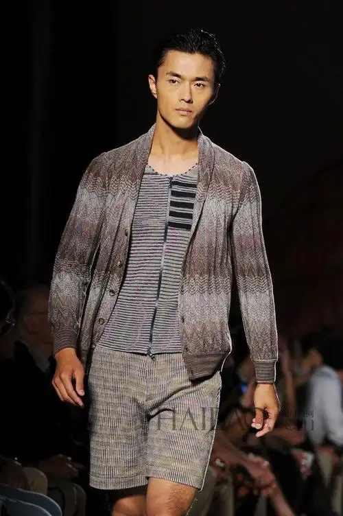 中国男模赵磊亮相2015春夏米兰男装周米索尼 (missoni) 秀场
