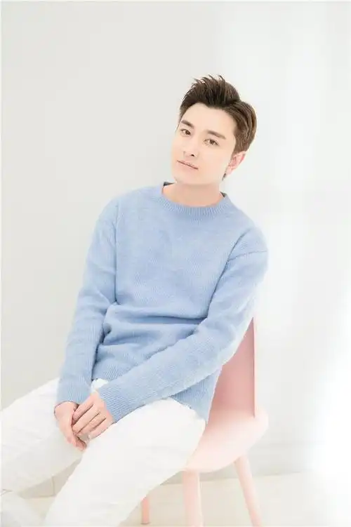 贾乃亮近照曝光把脸埋进饭盒解暑身上衣服全湿透