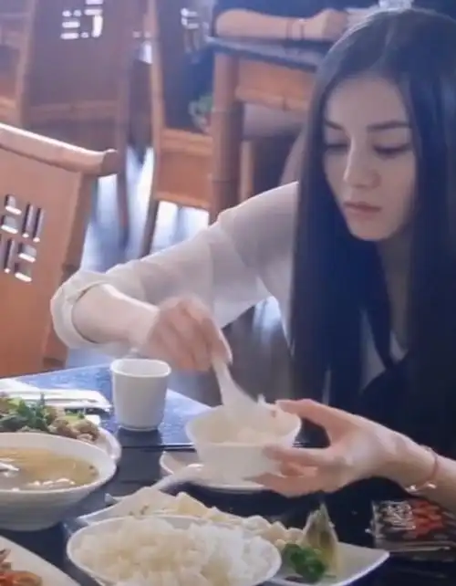 迪丽热巴吃饭照被疯传,看见她盛饭给男性朋友,看清脸网友炸了!