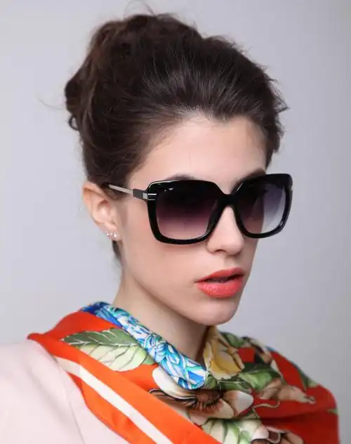 女款黑色经典渐变镜片太阳镜