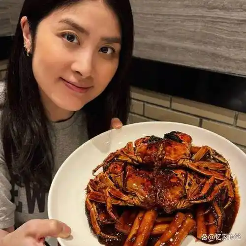 我们看到51岁的陈慧琳非常年轻,素颜却没有一点皱纹,皮肤紧致五官立体