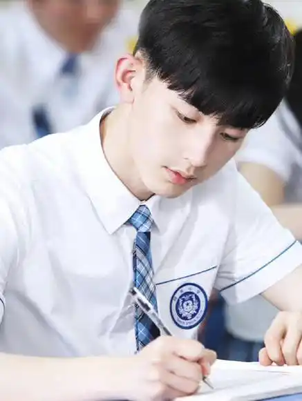 郭俊辰16岁校服照好青涩