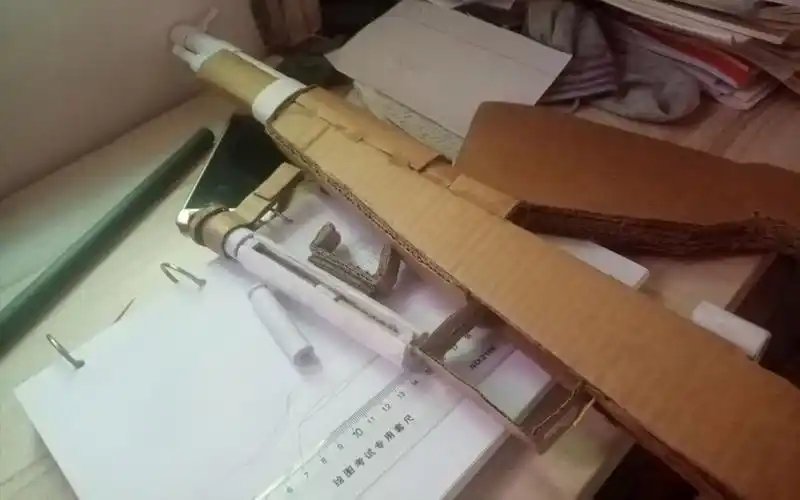 初中生手工制作的纸板98k(可发射拋壳)