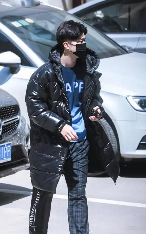 早春不会穿搭范丞丞教你一条萝卜裤凹出时尚感