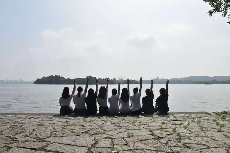 一排排美丽的背影