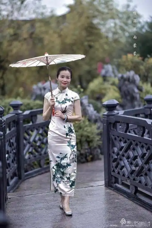 旗袍人像庭院深深