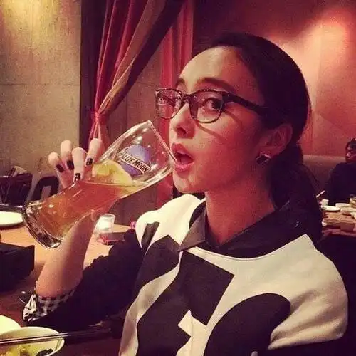 一个侧脸喝奶茶的女孩(头像)