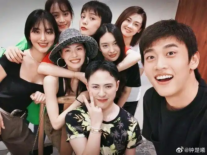 钟楚曦发的芳华演员合影里