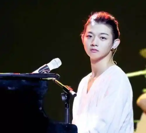 亨利:与前女友陈露的争执是在8月份报道的