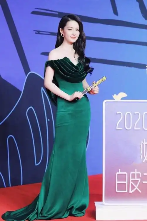 李沁红毯秀惊艳了身材看着挺骨感穿墨绿长裙曲线却明显