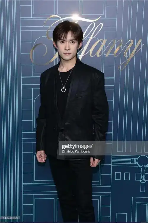 胖虎带易烊千玺溜达视频##易烊千玺angelababy谷爱凌合照