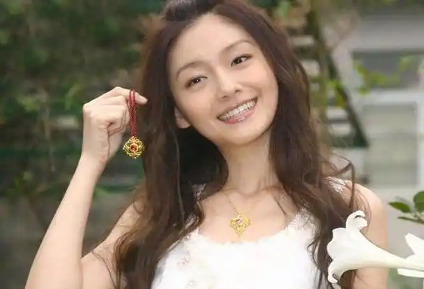 大s早期时候的颜值,放在任何一个男人眼里,想必都想把她娶回家吧?