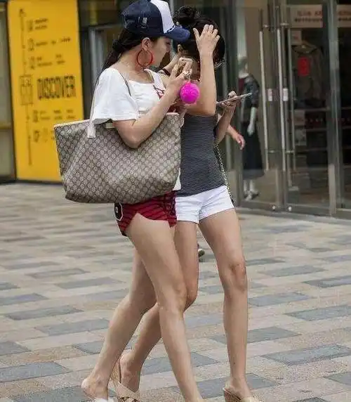 美女穿着三角形的短裤就上街,碰到这样穿着我也是醉了!