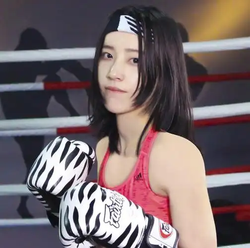 浪姐李斯丹妮从长发清纯的美女到酷帅假小子感情生活引猜疑