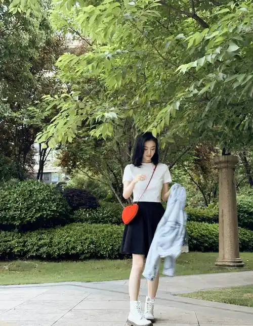 景甜黑色短裙悠闲居家风写真_长发_紧身_照片