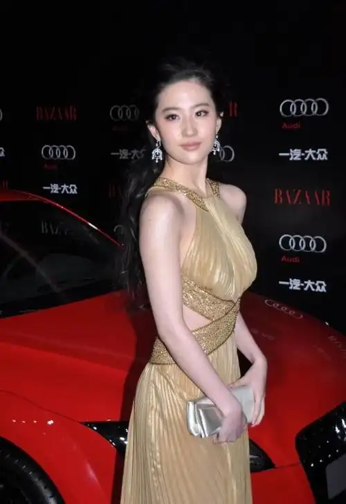 刘亦菲原来这么大胆穿着下八字的礼服裙露出漂白的皮肤真挺嫩