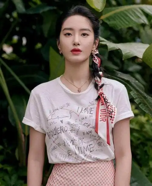 "清纯"杨采钰:抢走刘亦菲"老爸",认爱大30岁金主,她在追求