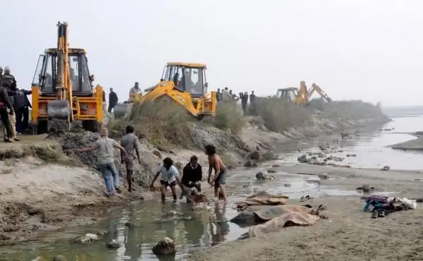 印度恒河现近百具浮尸 或因未婚女孩不火葬(图)