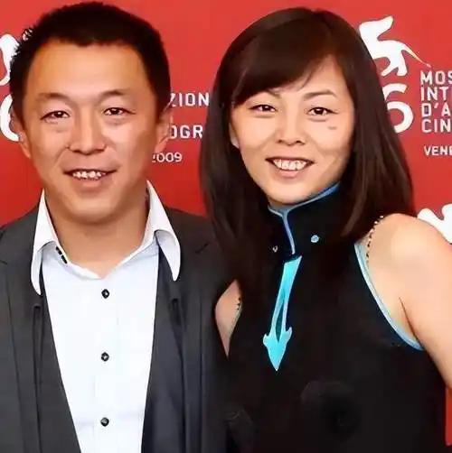 黄渤携妻子参加家宴基因强大全家共用一张脸满墙茅台惹人眼