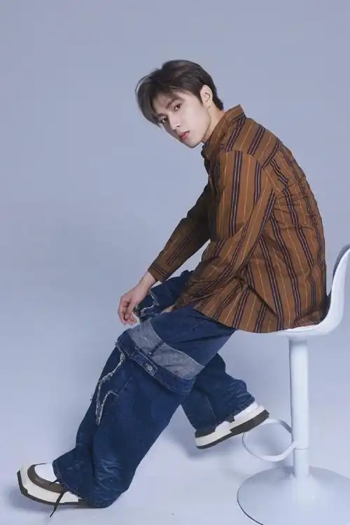 刘耀文|少年的反季节穿搭,素雅且俊朗～#星装kstyle#08刘耀文超话