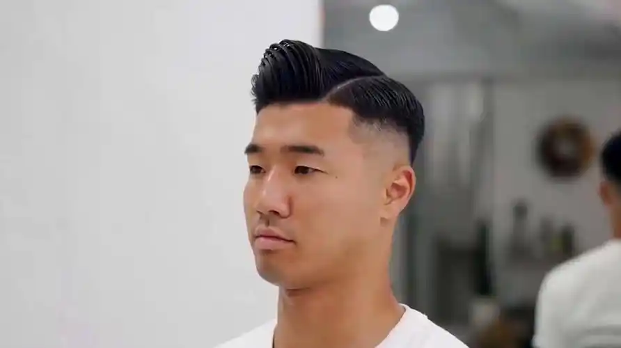 男士"背头"发型怎么梳才帅气?两边剃短37偏分,自然质感有魅力